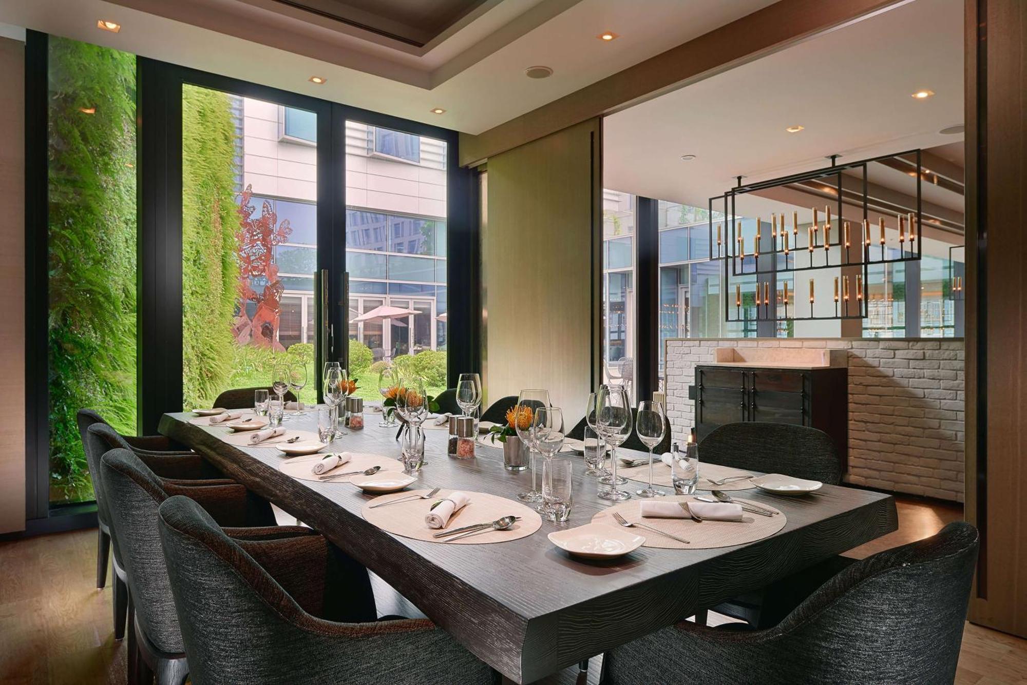 Humble House Taipei, Curio Collection By Hilton Hotell Exteriör bild The Table