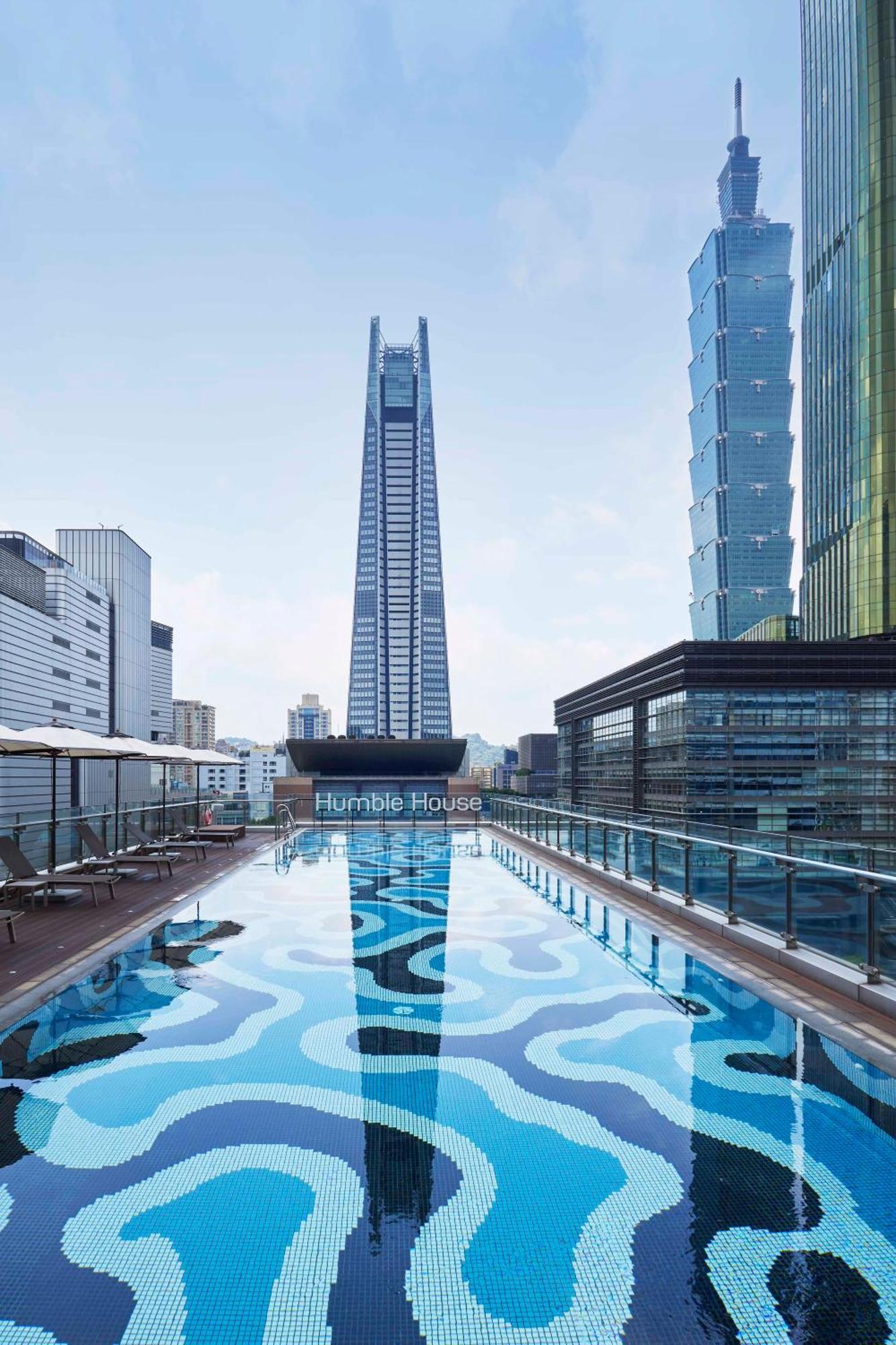 Humble House Taipei, Curio Collection By Hilton Hotell Exteriör bild The swimming pool at the hotel