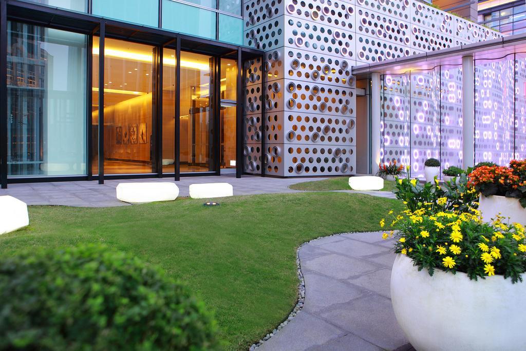 Humble House Taipei, Curio Collection By Hilton Hotell Exteriör bild The hotel's entrance