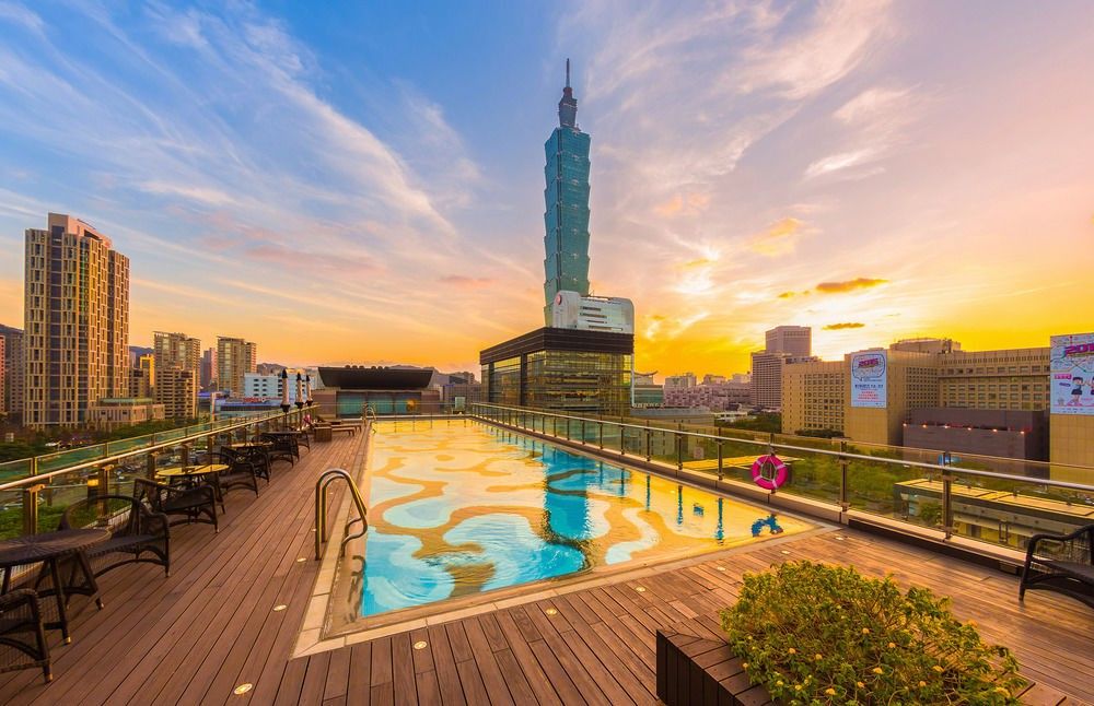 Humble House Taipei, Curio Collection By Hilton Hotell Exteriör bild View of Taipei 101 from the rooftop pool