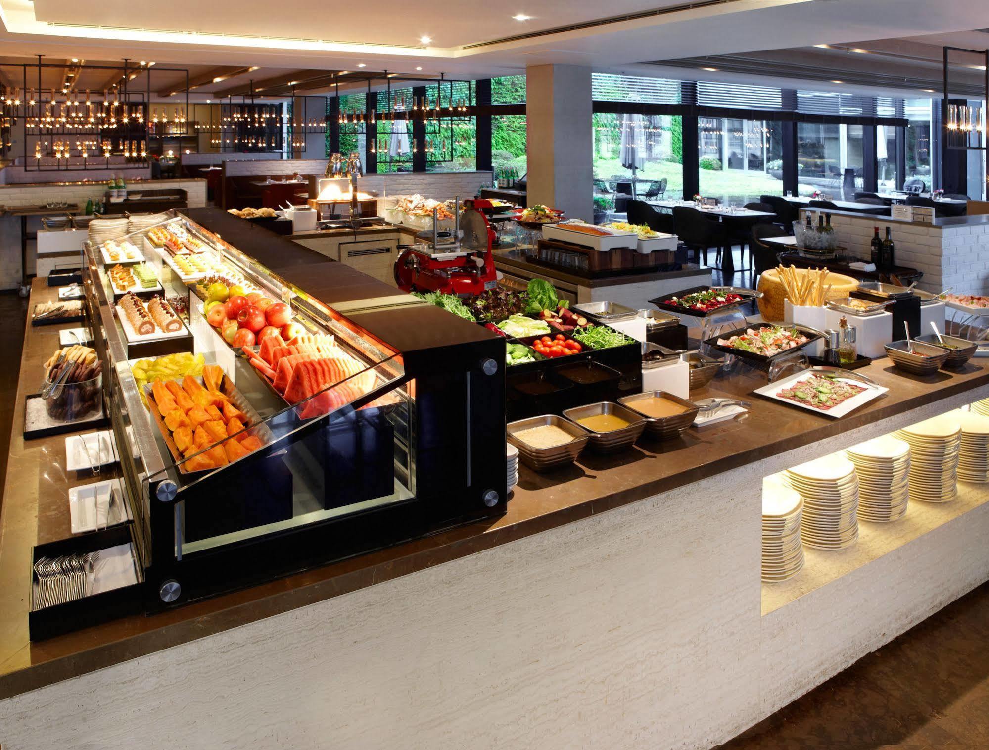 Humble House Taipei, Curio Collection By Hilton Hotell Exteriör bild A buffet at a restaurant